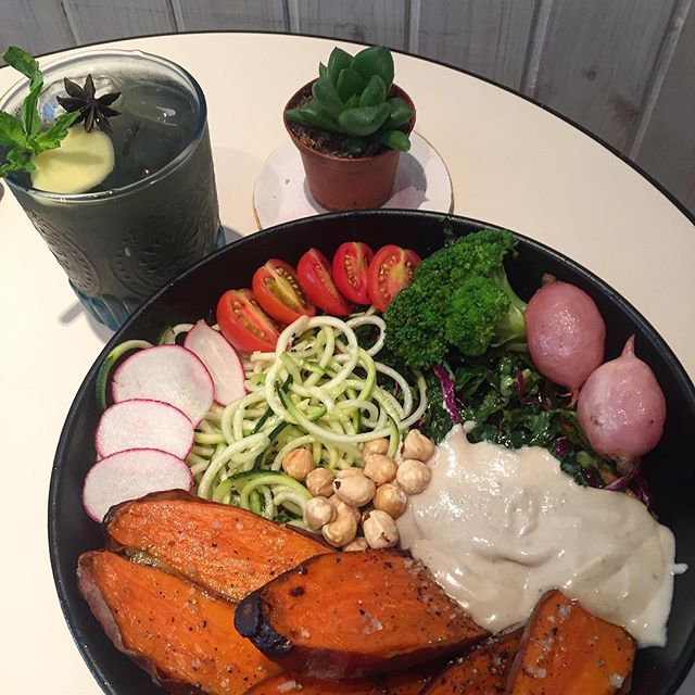 The best way to start the day! Lemon, ginger and activated charcoal, mint and turmeric elixir and and awesome zoodle bowl with sweet potatoes, kale, tomatoes, radish, broccoli and tahini and hazelnuts on top. What&rsquo;s for breakfast for you today?