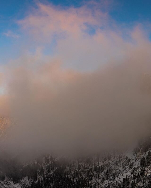 The scene would benefit from a little more snow... but at least the cloud partly cleared up just in time 😎
&bull;
#jauntourismus #jaun #gastlosen
#beautifuldestinations #beautifulworldscapes #Canon_photos #canonswitzerland #discoverearth #earthoffic