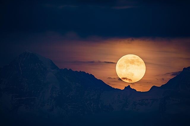 Last Thursday was the last #supermoon of 2020. And I was lucky enough to see it rising behind #jungfraujoch before the clouds came in 🥳
&bull;
#beautifuldestinations #beautifulworldscapes #Canon_photos #canonswitzerland #discoverearth #earthofficial
