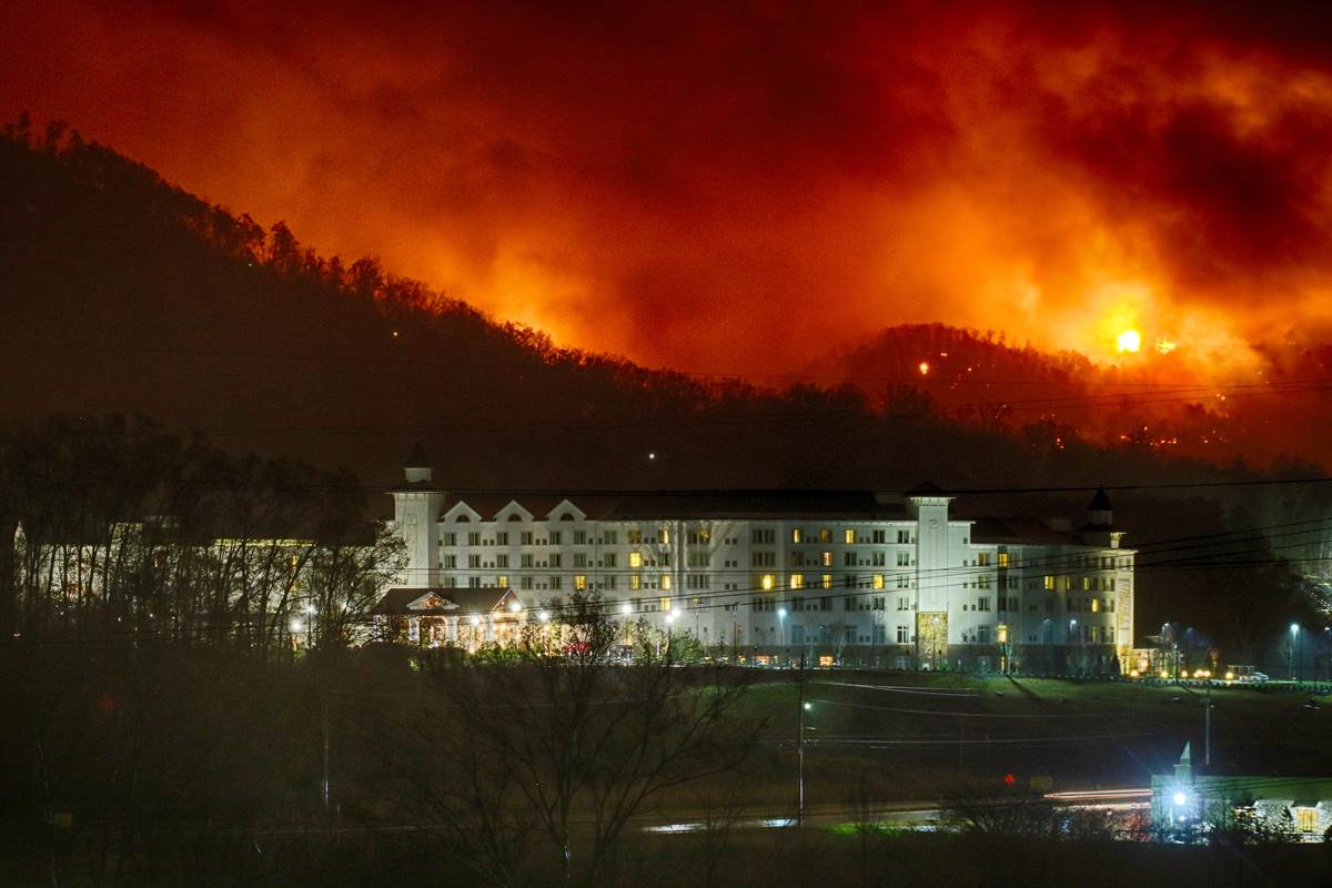 The November 2016 wildfire approached Dolly Parton's Dollywood resort. Tennessee officials reported in January the November wildfires cause more than $842 million in losses. ( Image NBC News )