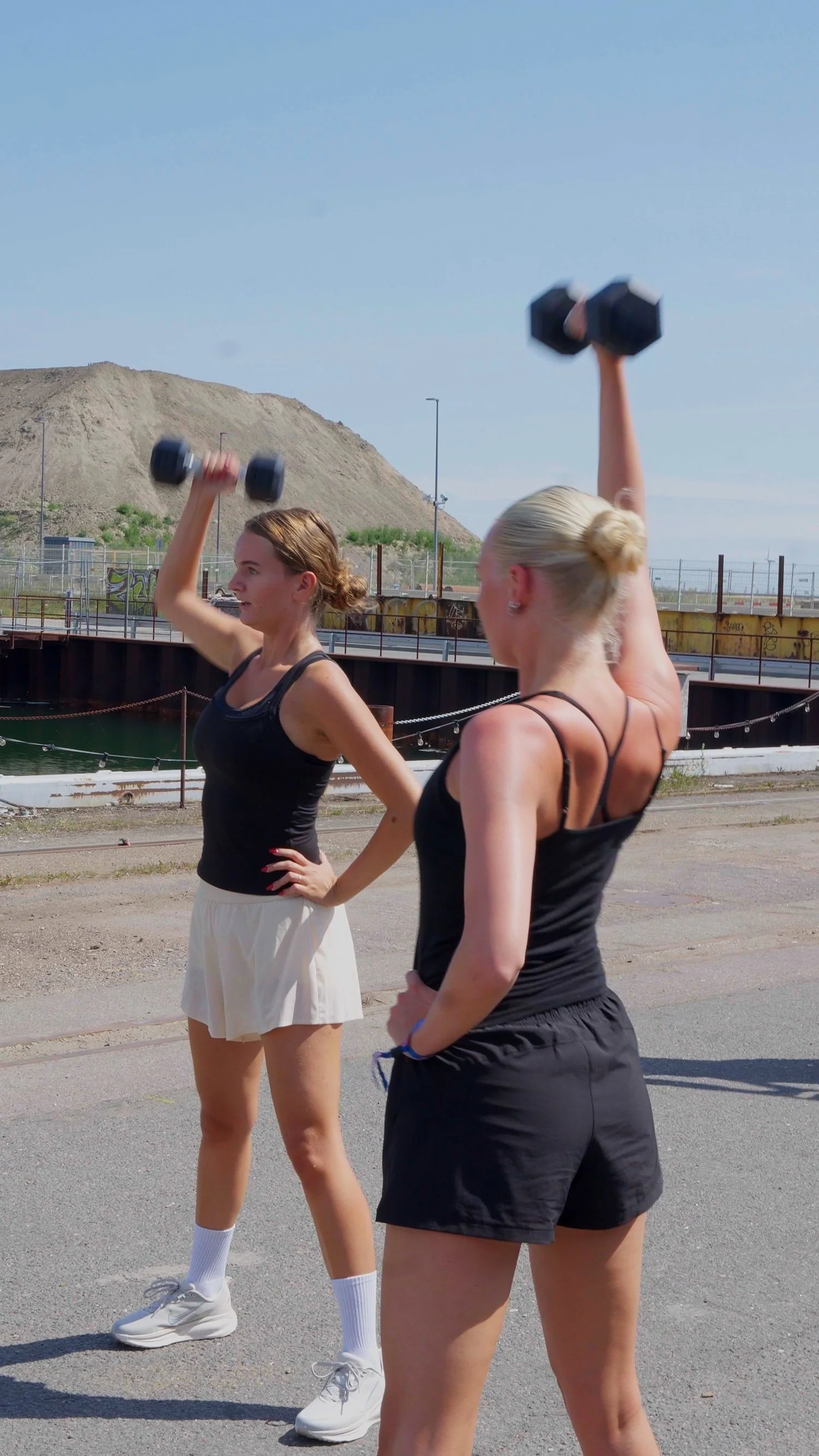  To piger deltager i Little Siberia Fitness hos Lille Sibirein i København 