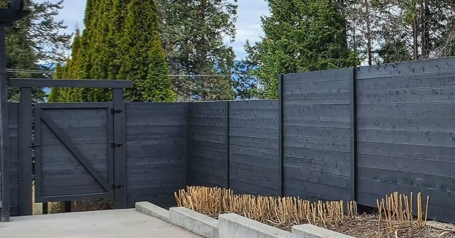 Horizontal pickets with Slate stain always adds a modern and elegant look to any yard. .
.
.
.
.

#formation #fence #and #deck #kelowna #bc #woodwork #carpentry #canadian #carpenter #slate #stain #fencing #landcaping #gate #modern #look #highend #woo