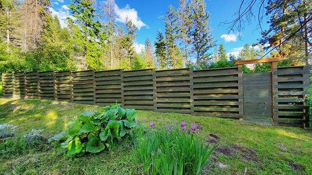 This beautiful fence has boards mounted to the post with a staggered design to give it depth and functionality.

#formationfenceanddeck #kelowna #okanagan #woodwork #carpenrty #landcaping #gmc #sierra #beautiful #view #green #stain #staggered #boards