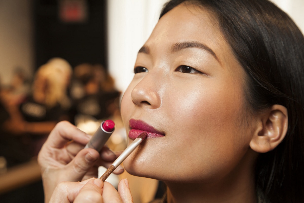 ...a bridght pop of color on the lips. #NYFW #makeup #nllblog #livingaveda #chiaraboni