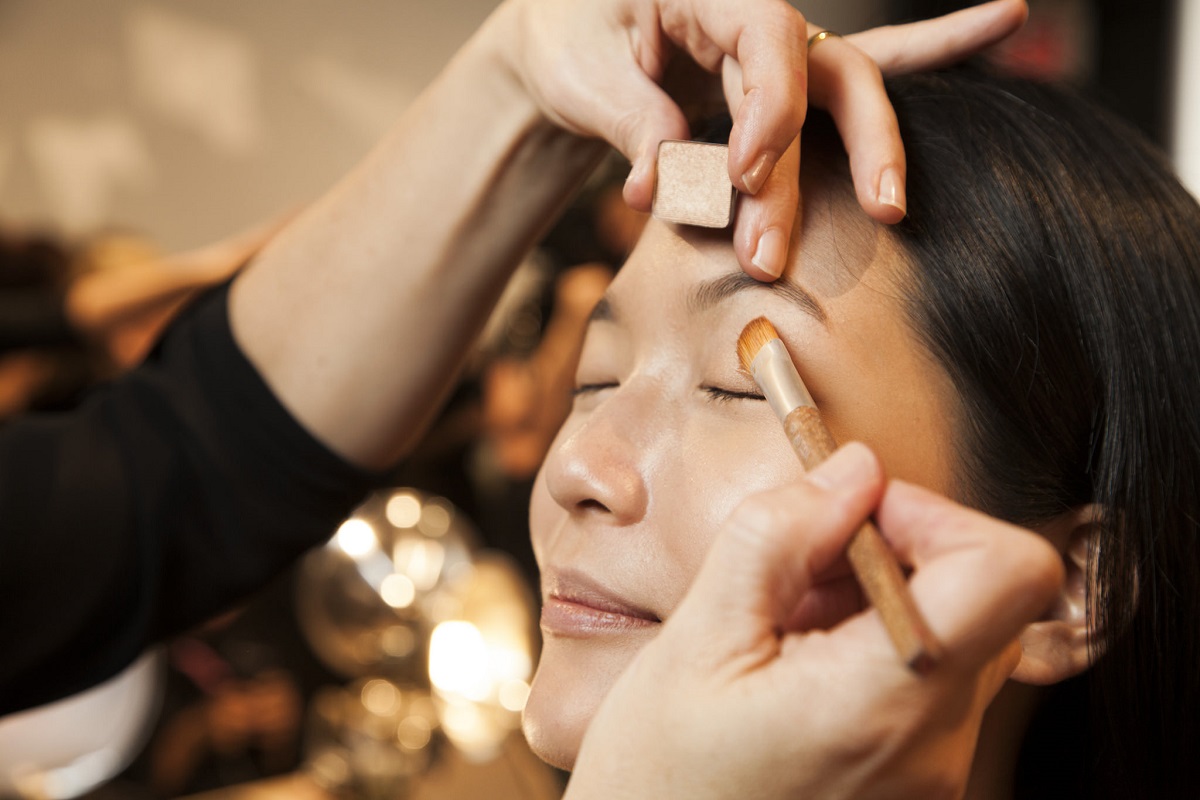...go light on the eyes. #makeuptrend #aveda #nyfw #livingaveda #nllblog