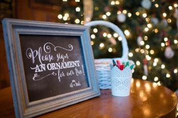 Photo Credit: http://blog.snapknot.com/festive-christmas-wedding-photos-we-love/