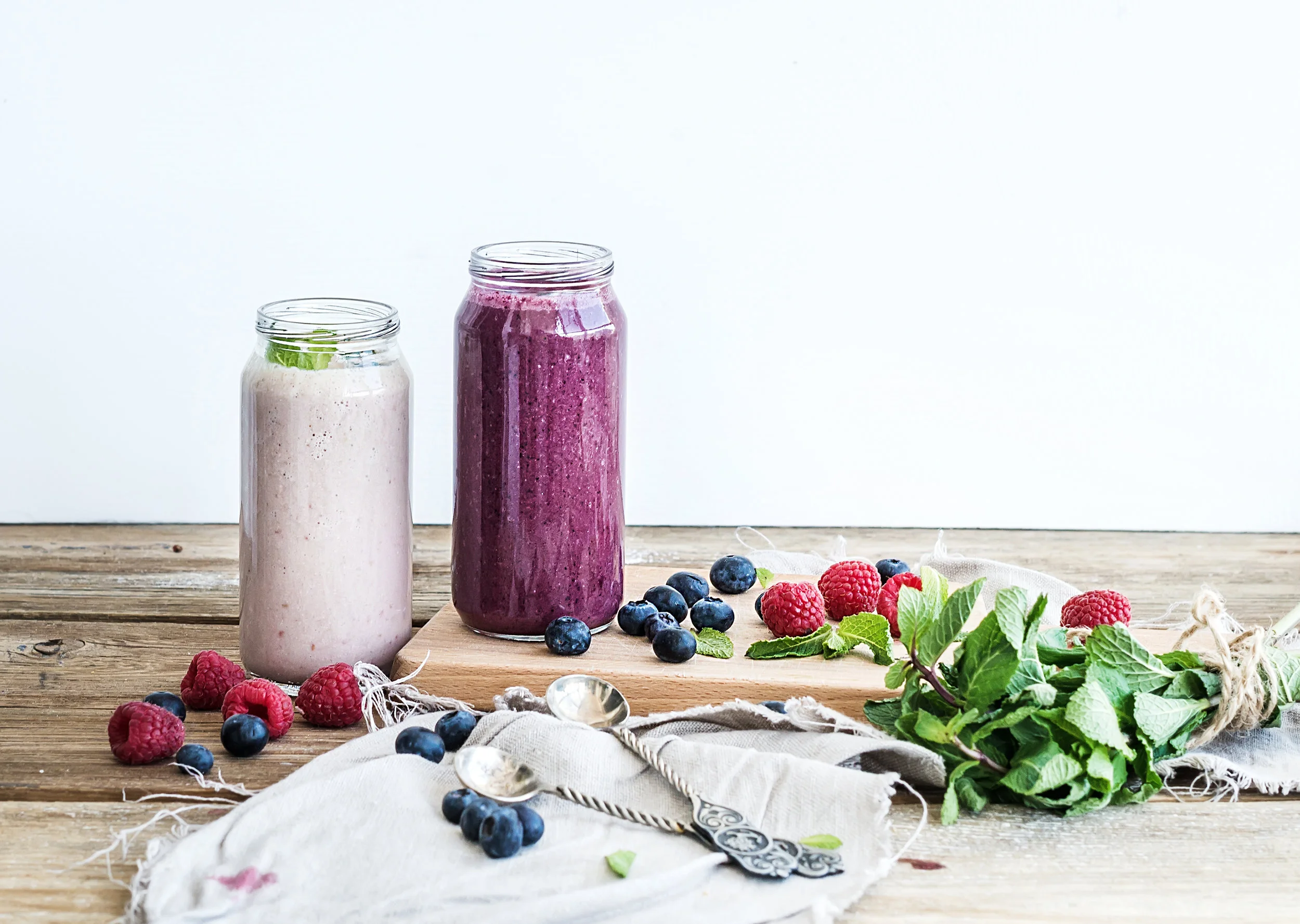 fresh-healthy-smoothie-with-blueberries-PHCZZ6F.jpg