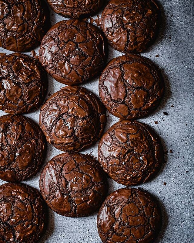 This weekend I'll be delivering lots delicious goodies for Eid, like these chewy chocolate cookies! ⁣
⁣
If you have a special occasion like a birthday or anniversary, you can send someone a bread and sweet bake parcel to their door. Deliveries are in