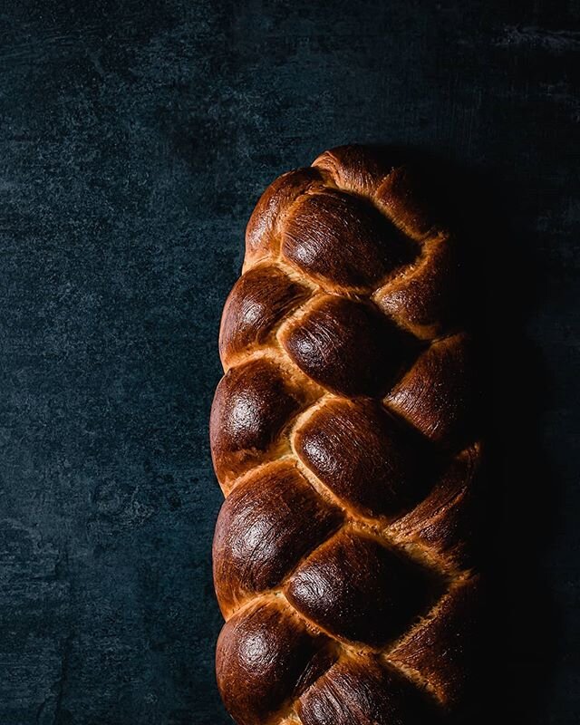 Challah now on the delivery menu!⁣
⁣
Thank you @the_countess_of_kennington for requesting this one. Such a beautiful bread to look at and so easy to eat! ⁣
⁣
#Baking #Bread #Breadmaking #Challah #homecooking #homebaking #microbakery #flour #cakes #is