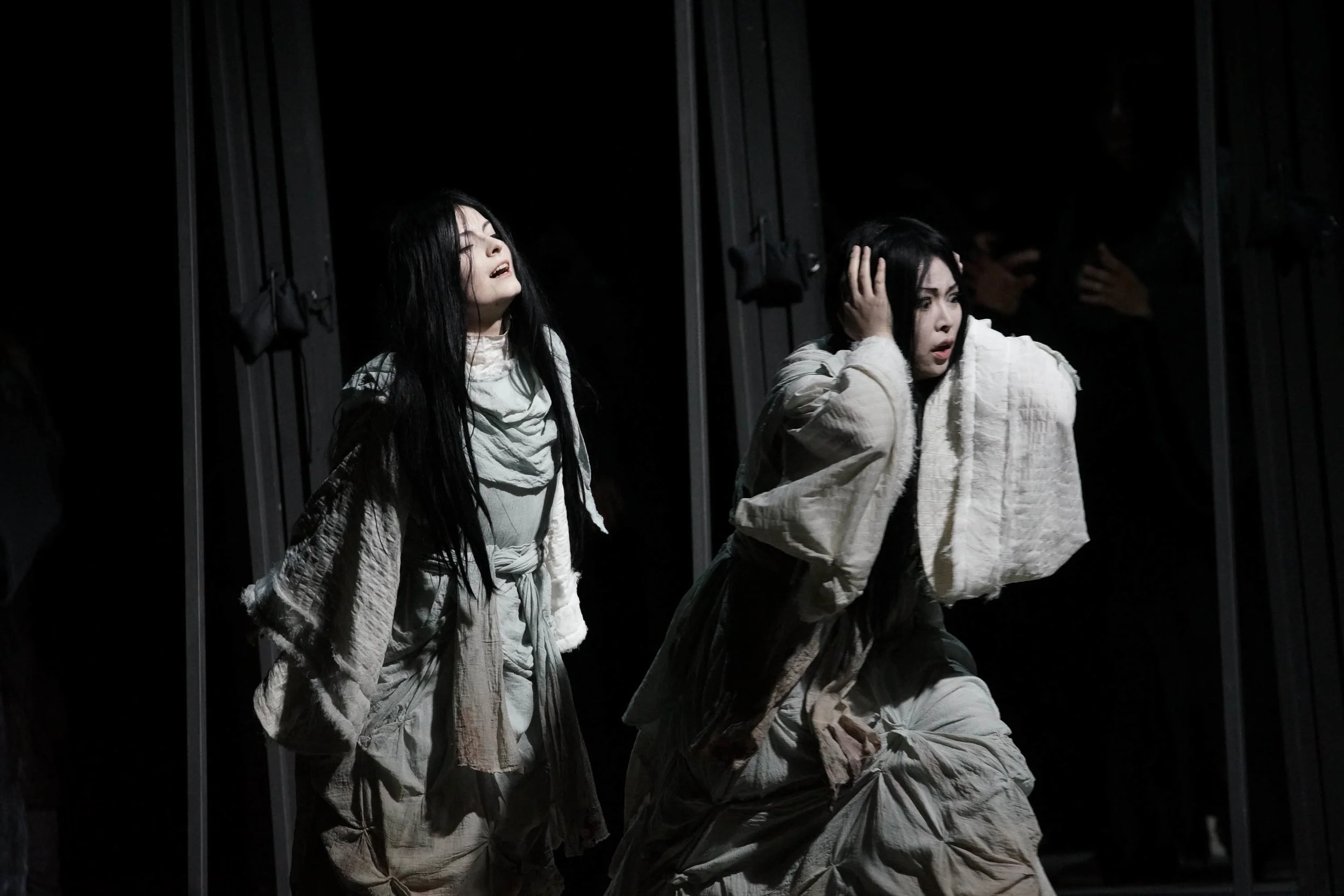 Matsukaze in "Matsukaze", Oper Kiel 2015, ML: Leo Siberski, R: Matthias von Stegmann, © Olaf Struck