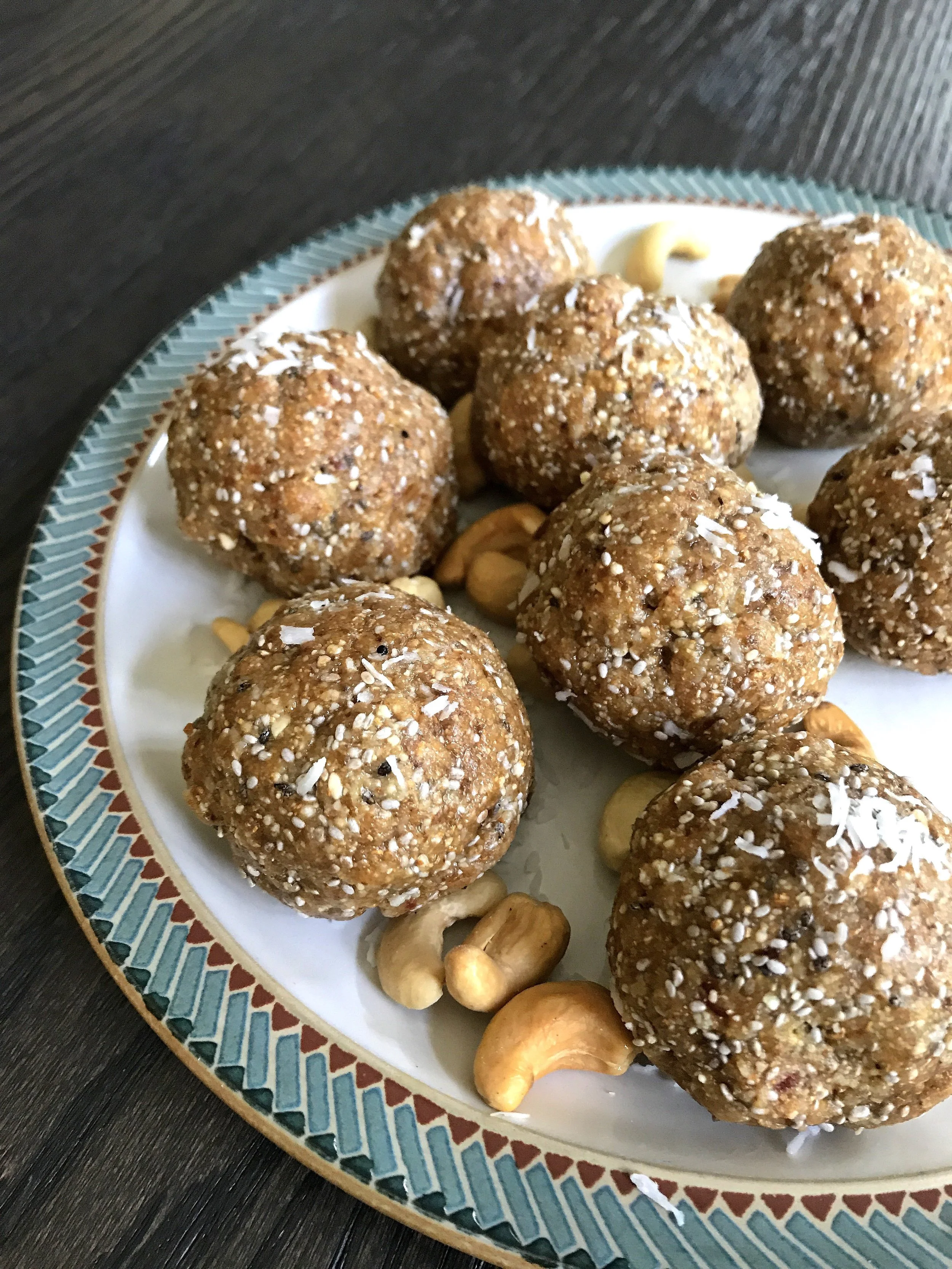 CASHEW COCONUT QUINOA BLISS BALLS
