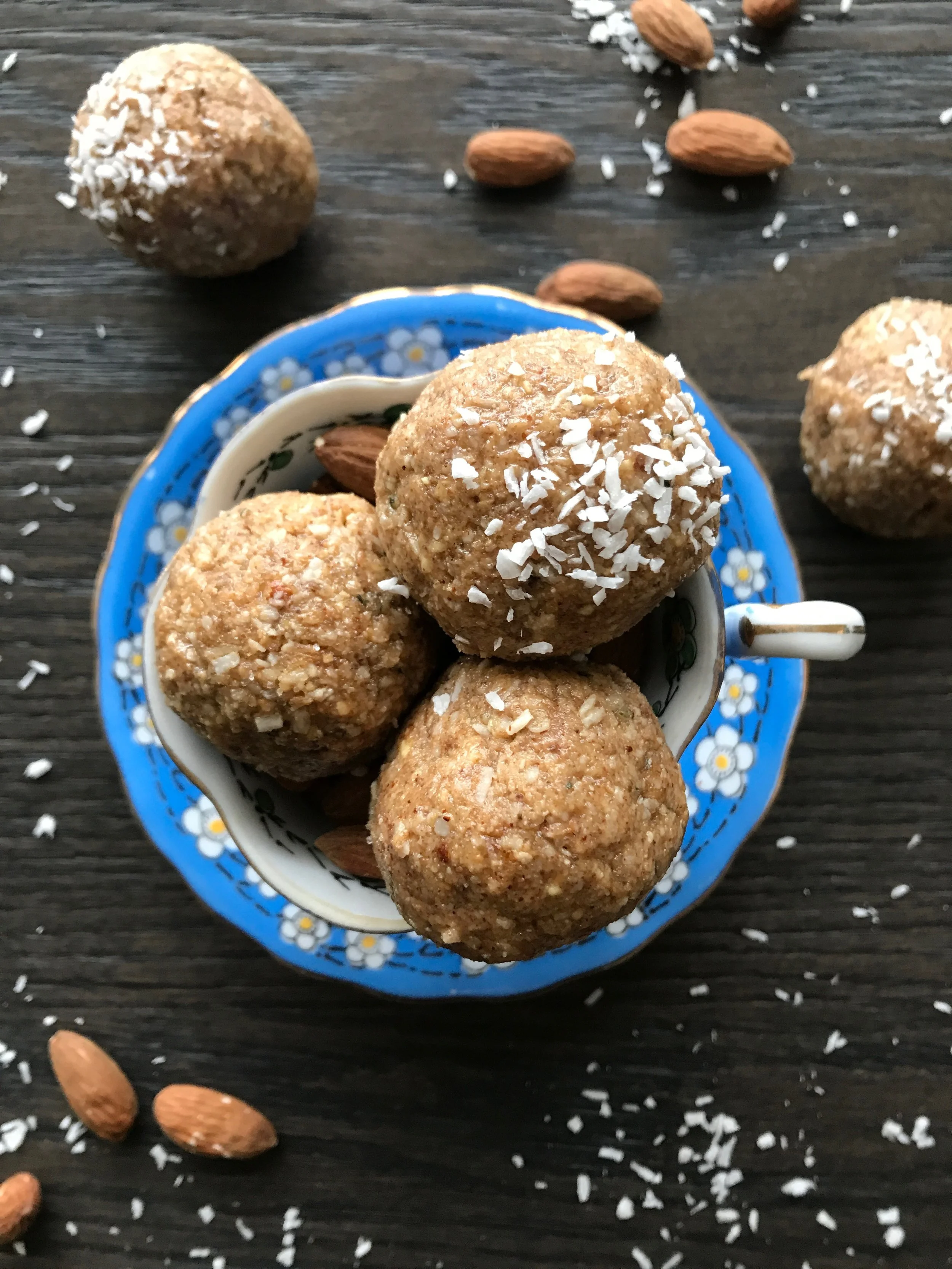 COCONUT ALMOND BLISS BALLS (low carb & refined sugar free)