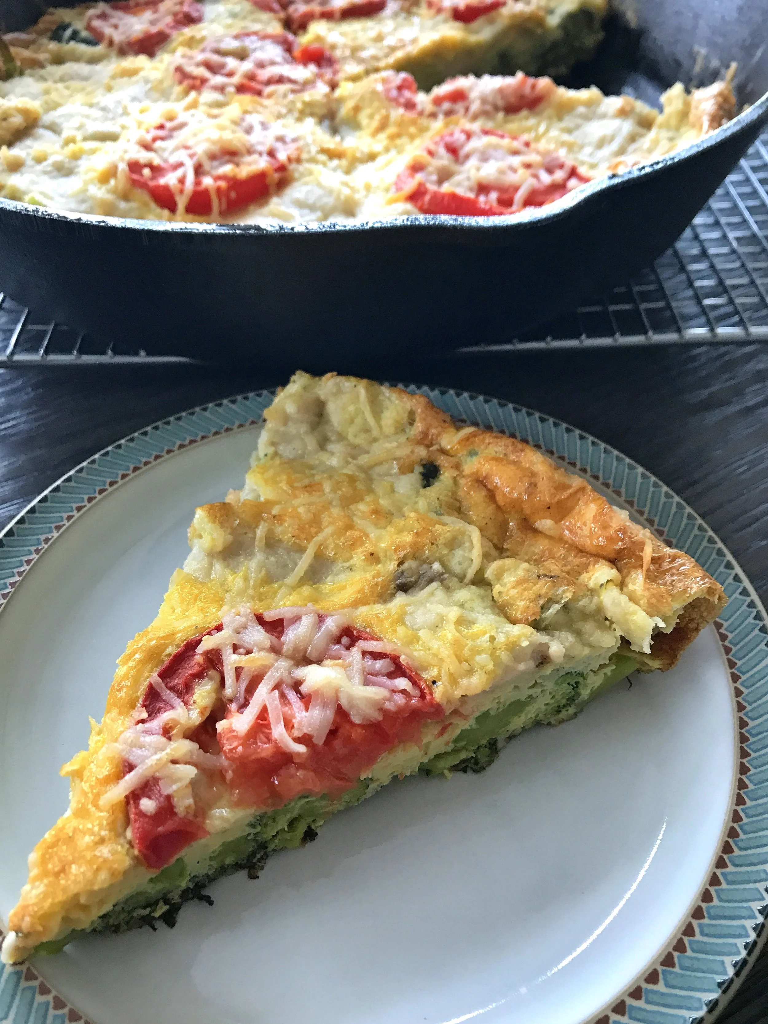 BROCCOLI, TOMATO & (vegan) CHEESE FRITTATA