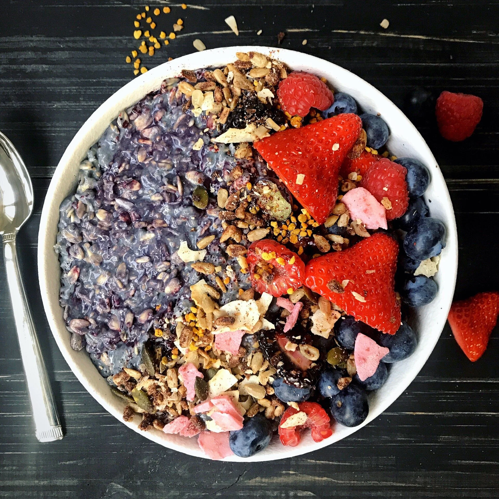 IMMUNE-BOOSTING PURPLE PROBIOTIC PORRIDE (Elderberry Kefir Overnight Oats)