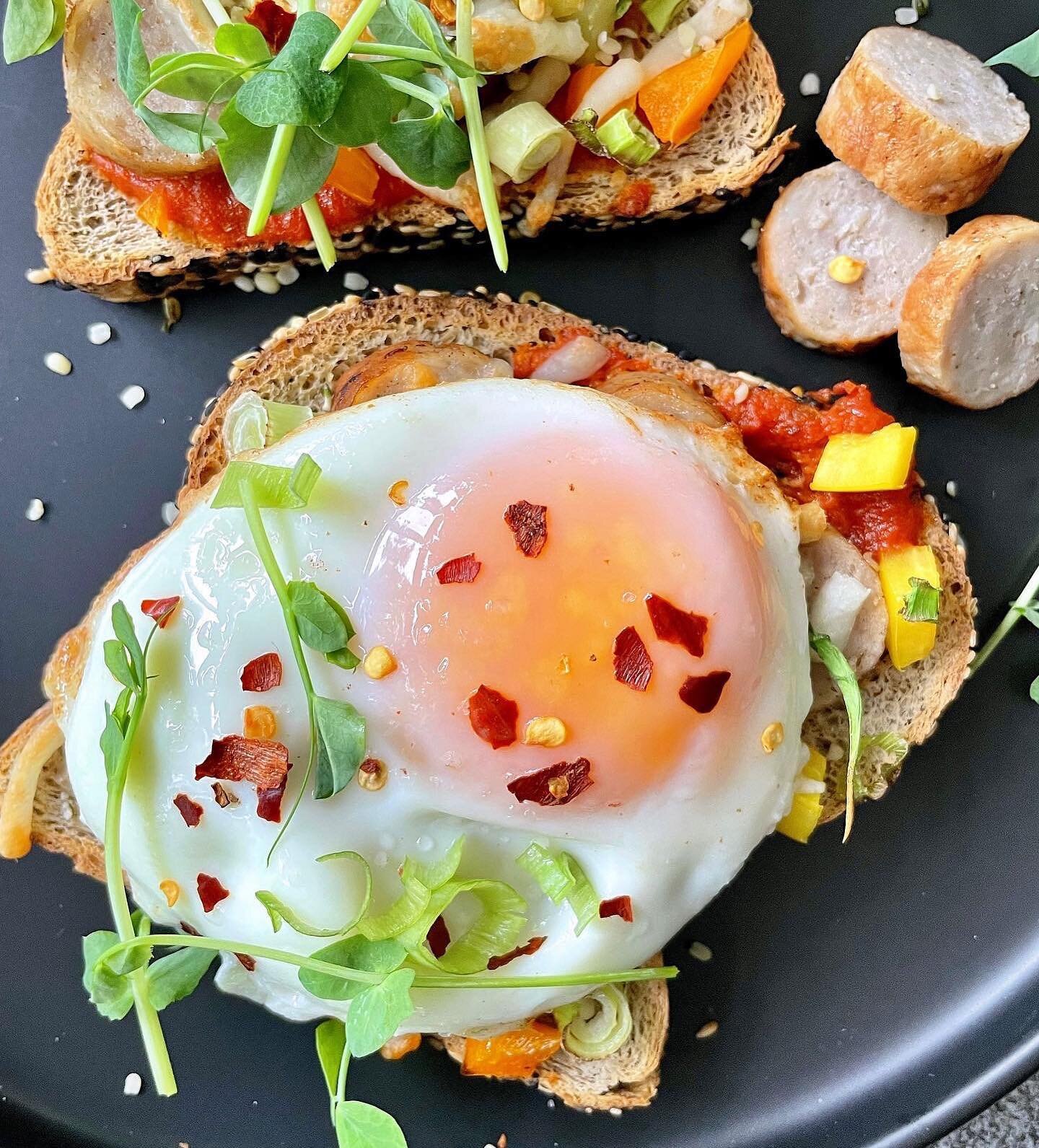 BREAKFAST PIZZA TOAST 
⠀⠀⠀⠀⠀⠀⠀⠀⠀
(df, gf, paleo &amp; keto options)
⠀⠀⠀⠀⠀⠀⠀⠀⠀
Nothing like a little #yolkporn to kick off the long weekend.  This breakfast sausage &amp; egg pizza toast hit the spot and then some. 
⠀⠀⠀⠀⠀⠀⠀⠀⠀
On my plate:
⠀⠀⠀⠀⠀⠀⠀⠀⠀
To