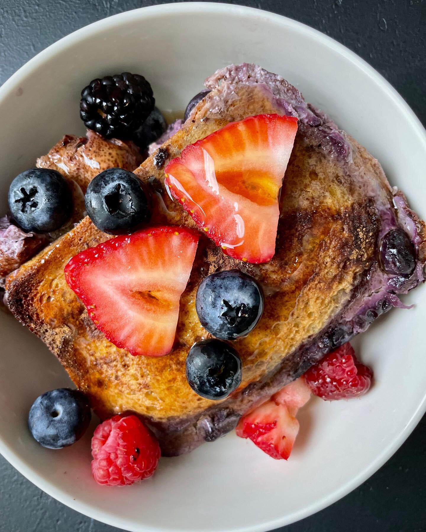 HIGH PROTEIN OVERNIGHT BLUEBERRY FRENCH TOAST
⠀⠀⠀⠀⠀⠀⠀⠀⠀
Bread &amp; blueberries soaked overnight in a sweet creamy egg mixture then baked up to golden &amp; gooey perfection in the morning?!? Not a bad way to kick off the weekend!
⠀⠀⠀⠀⠀⠀⠀⠀⠀
Good news