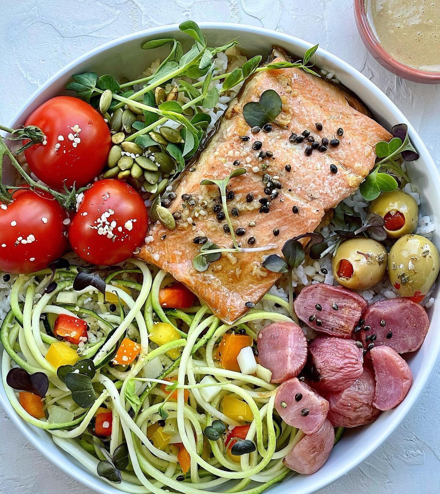 🌈 RAINBOW TROUT RAINBOW BOWL 🌈 for Fish Friday
⠀⠀⠀⠀⠀⠀⠀⠀⠀
(df, grain-free/gf, paleo, keto &amp; RSF)
⠀⠀⠀⠀⠀⠀⠀⠀⠀
⭐️ Don&rsquo;t forget to SAVE this must-try recipe post! ⭐️
⠀⠀⠀⠀⠀⠀⠀⠀⠀
This meal hit the spot and then some.  It had a wonderful mix of fla