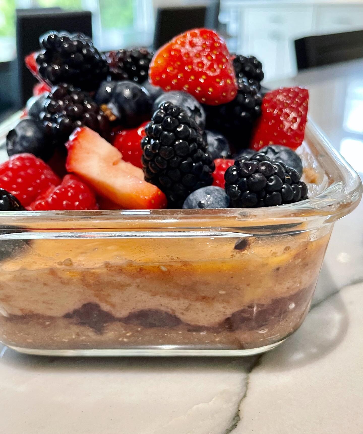 CHOCOLATE CARAMEL PB&amp;J &ldquo;CHEESECAKE&rdquo; 
⠀⠀⠀⠀⠀⠀⠀⠀⠀
(gf, keto &amp; RSF)
⠀⠀⠀⠀⠀⠀⠀⠀⠀
This is another low-carb version of my overnight breakfast cheesecake and it&rsquo;s definitely worth a try.  I mean CHOCOLATE CARAMEL PB&amp;J CHEESECAKE?!