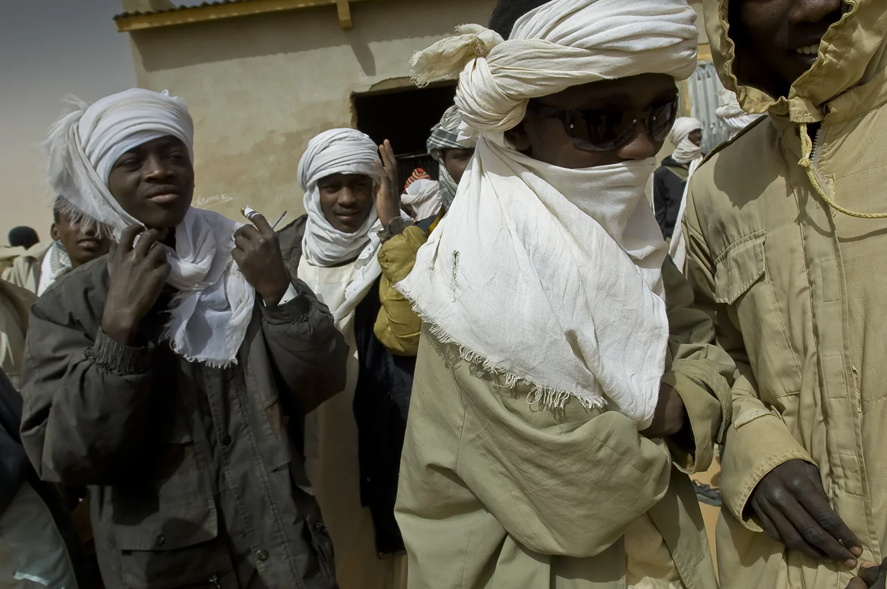 The class is over in the secondary school. Students are getting out of the class and tyding their shech (long scarf curling up the head) up, because of the cold and strong wind that sweeps across the camp. The vast majority of the refugees living in the camp belong to the Zaghawa tribe which composes the JEM (Justice and Egality Movement), the main and more assertive darfurian rebel group. As the mixed force (Chadian and Sudanese Armies) are camping nearby, locking the border with Sudan, the JEM cannot come in the camp anymore. Oure Cassoni camp (31 800 refugees in december 2011), 18 kilometers north from Bahai, 361 kilometers north-east from Abeche, 17 kilometers from the sudanese border, was opened in july 2004.