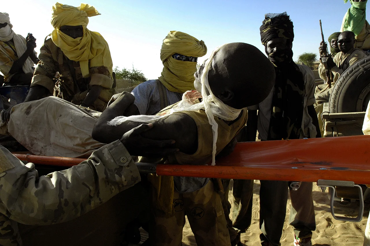 JEM fighters carry to Birak Medical Center a fighter wounded in a car accident. Casulaties are heavy: 3 deads, 2 wounded.