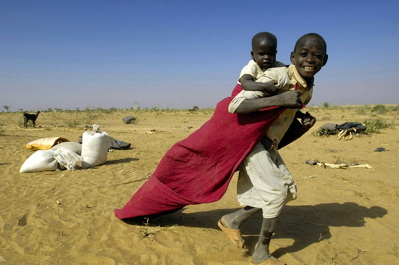 A young refugee playing with his sister in Himera area close to the sudanese border.