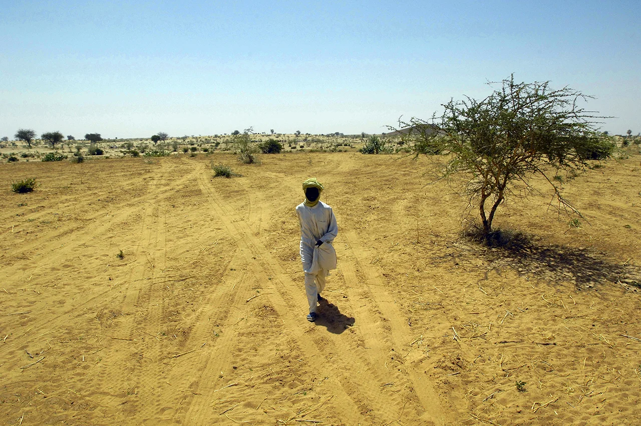 Refugee watching his family leaving Himera, to go to a camp inside Chad. He stay to be able to go back sometimes to Sudan.
