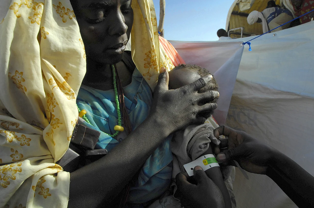 After the truck trip from Birak, upon his arrival in Kounoungo, during the medical screening of the newly arrived refugees, a child arm is measured. 