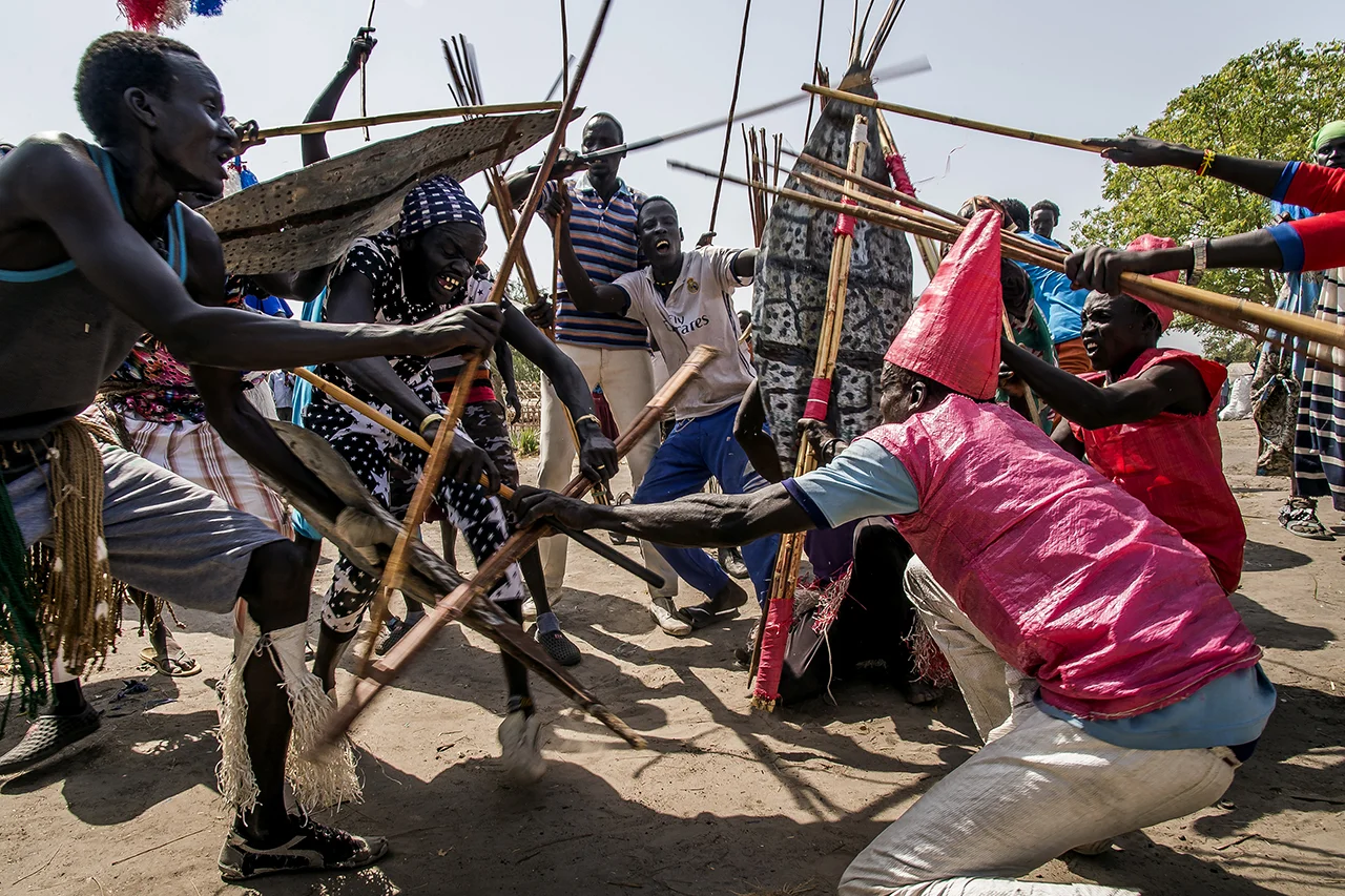 On the banks of the White Nile, young men from the village of Diehl (tail in the Nuer language) perform simulacra fighting on the quay of the city, waiting for the return of the Governor affiliated to the rebellion, Major General Johnson Kuol Cheerful. For fear of assassination attempts, he spent months outside the state, including in Khartoum, Sudan.