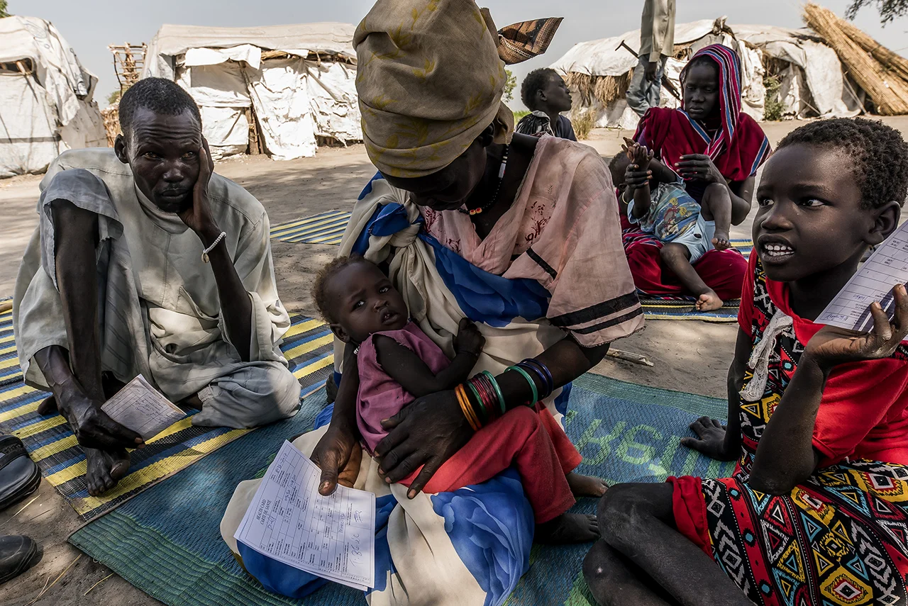 Sitting in the shade of a tree, patients wait to see a doctor. A medical NGO settled on a square in the village of Diehl (tail in Nuer language) for the weekly visit of the mobile clinic on the banks of the White Nile. Every Monday she comes to Diehl after a two-hour fast boat trip from Old Fangak, a town further south.