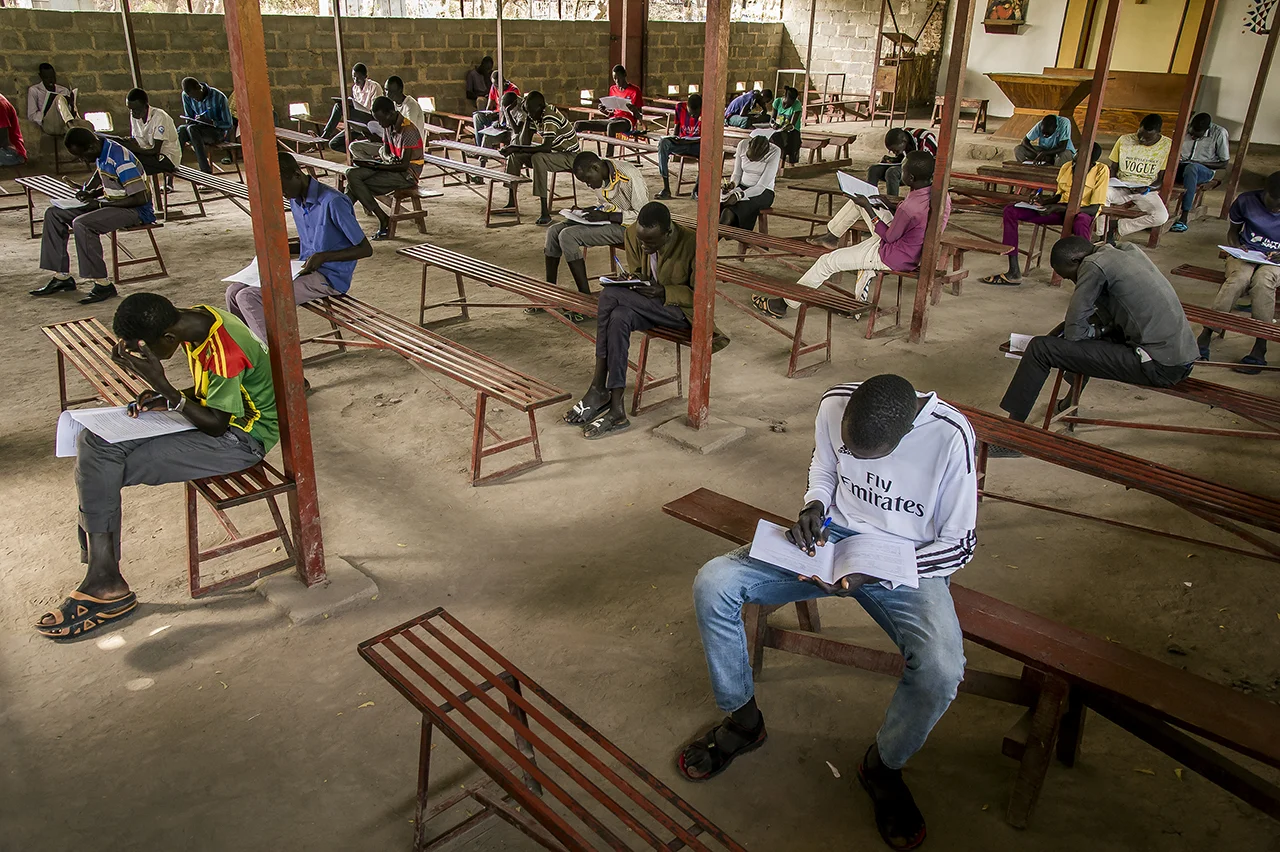In the Catholic Church of Old Fangak, created and run by Comboni missionaries, students pass their primary school certificate. Of 46 students, only 6 girls. While in Europe the age of the candidates for such an examination would oscillate between 6 to 14 years, in Old Fangak it goes from 18 to 22 years. The youngest candidate is 16 and the oldest who works at the clinic, 35. When girls become pregnant, they drop out of school. Some of the boys present are the same ones who make pregnant students ... Once graduated, the best chance of meeting their needs is to find a job with an NGO. There is no high school in Old Fangak. It is impossible to go to Pibor, the nearest town with an establishment because it is in Murle territory, the hereditary enemy.