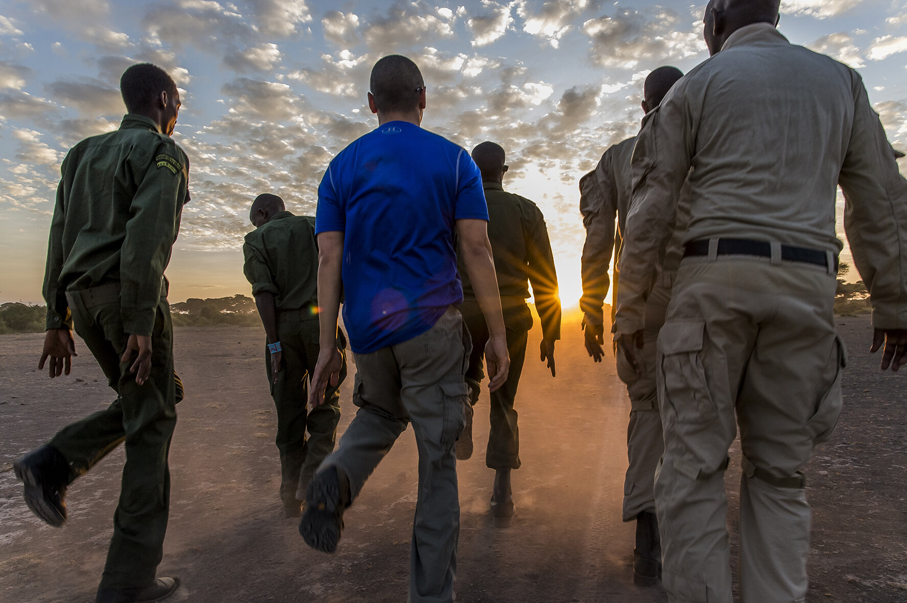 In the early morning hours, in Amboseli Park, a group of « Ten Boma » project rangers trained, that day, with Eric Corpuz, a former US military analyst, who worked on the intelligence side of the project. Au petit matin, dans le parc d’Am