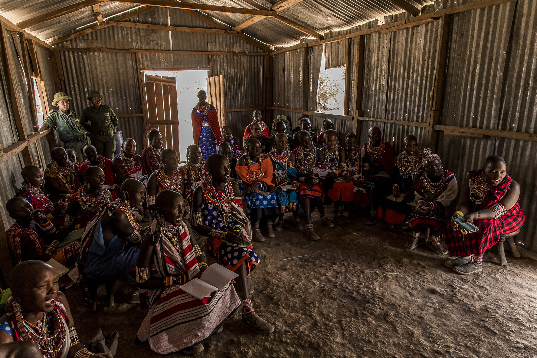 Thanks to the sale of handcrafted jewelry, "for the first time in our lives, we women have an income" exclaims Mama Esther, one of the Masai tribal elders in the region. The revenues are invested in the community. Women buy beds and mattresses, buil