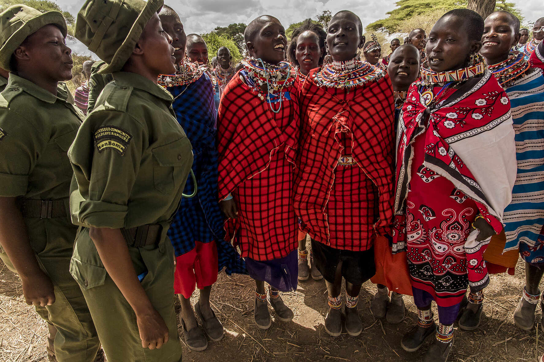During the official presentation of the Lionesses, the female rangers of "Ten Boma", women from the Masai community sing welcome songs and dance. The Lionesses answer them by joining them. In its fight against poaching networks, "Ten Boma" relies on