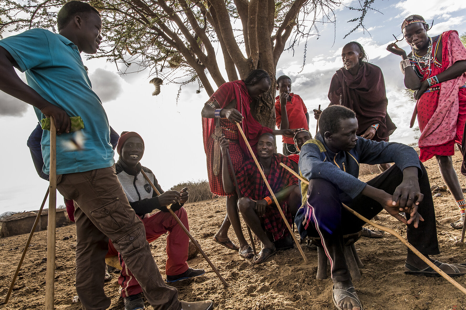 In a boma, young men are gathered to follow for several days, the rite of passage to adulthood allowing them to become "Morans", Masai warriors. They are visited by elders who share their wisdom and their teachings with them. Young people cannot lea