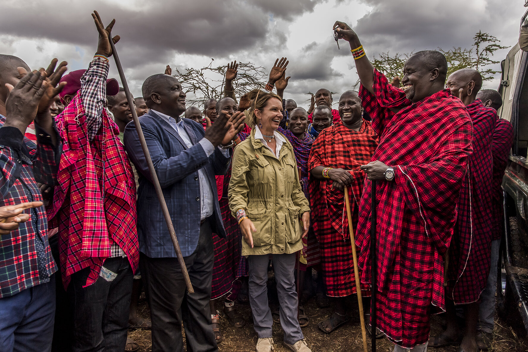 To the applause of the audience, one of the main leaders of the Masai community in the Amboseli region brandishes the keys to the 4x4 donated by Faye Cuevas, investigator of the International Fund for Animal Welfare (IFAW). The vehicle will be used