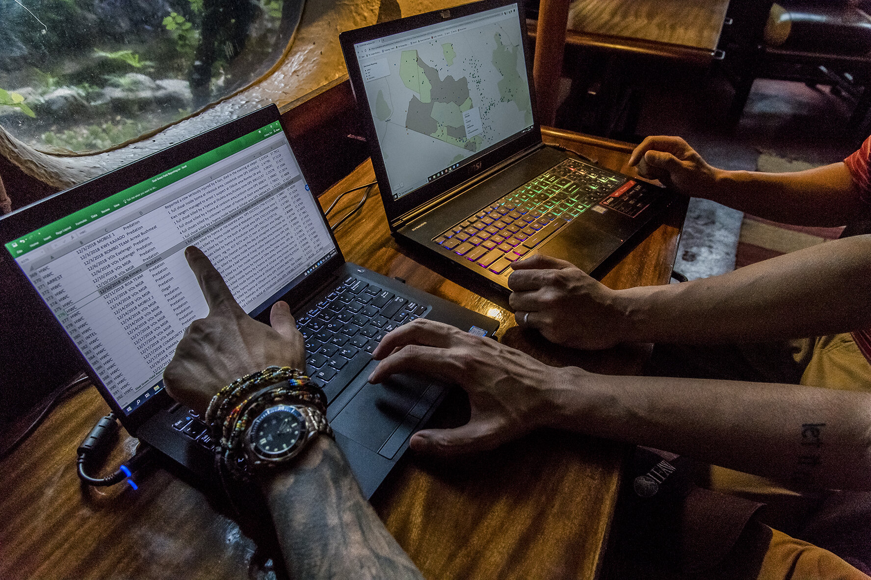 Joe Micalizzi (left) and Eric Corpuz, former US military analysts and members of the intelligence services, are analysts for "TenBoma". At the Serena Hotel in Amboseli National Park, they consult the field information integrated into their computers