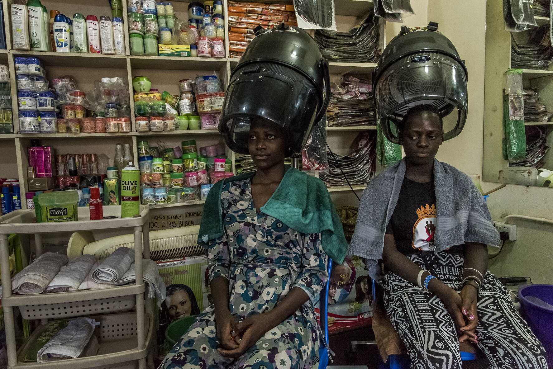 Sherina and Hajarah have their hair done in a salon near the hotel, where the 16 candidates spend their last night before the beauty pageant. Among the candidates, they will be the only ones to parade with short hair because the size of theirs does