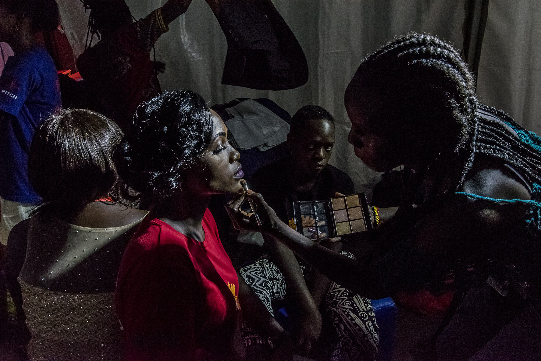 Behind the scenes, a makeup artist is touching up the face of Vivian Nabanoba, candidate and future female winner of the Y+ beauty contest. She will then become a Y+ ambassador for a year. She will go to schools and clinics to talk about stigma, saf