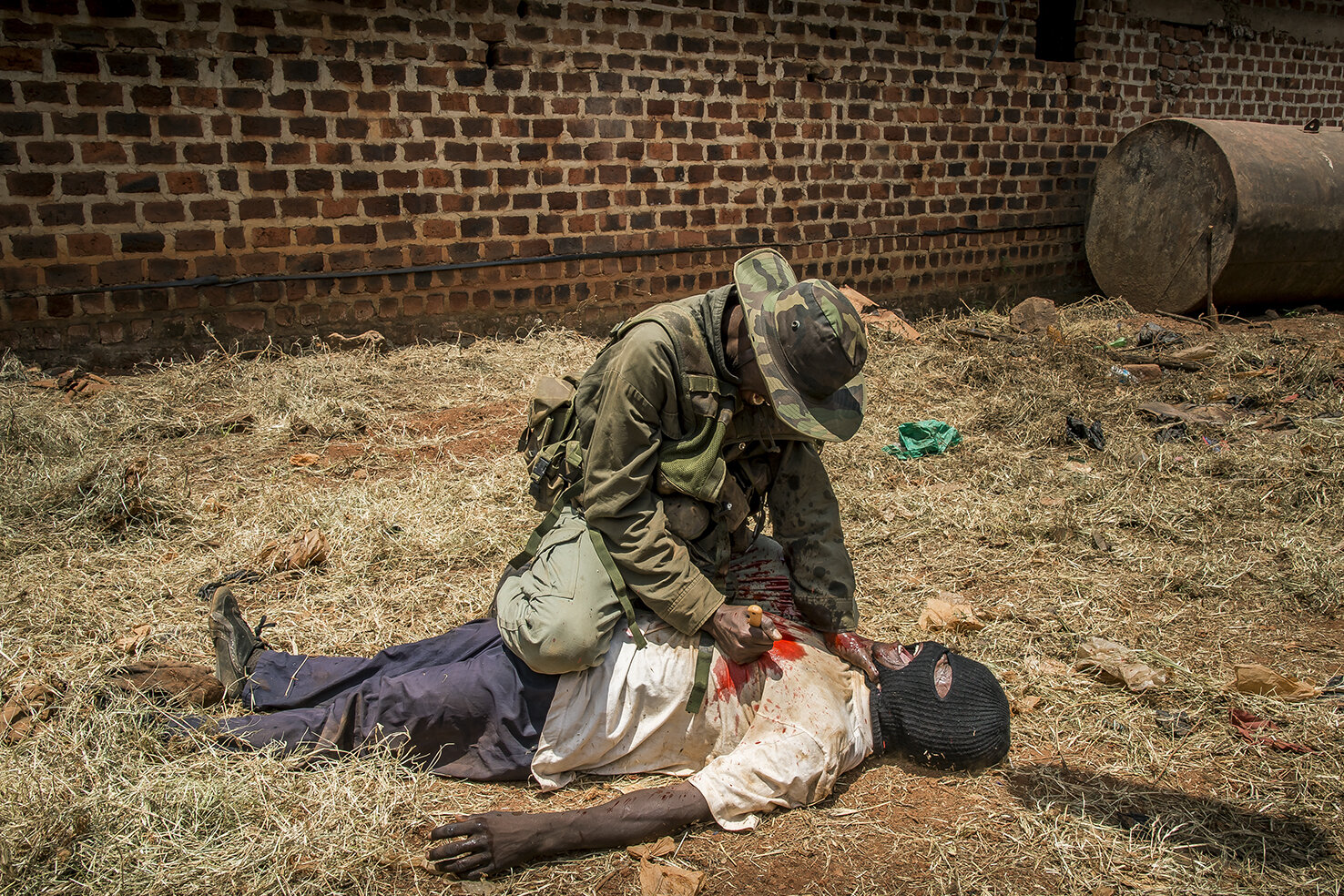  During the shooting of « Operation Kakongoliro » (Very dangerous operation) « The Ugandan Expendables », the hero, « Day Drinking Officer » a.k.a DDO, an always drunk policeman triumphs of a bad guy by planting a knife in his heart. The blood contai