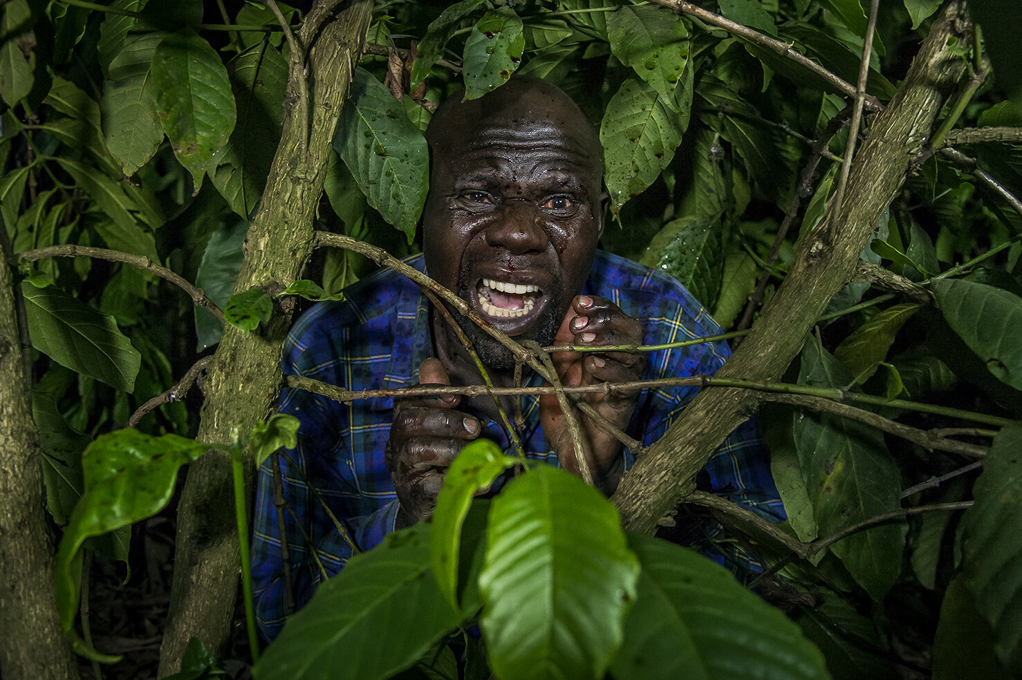  In Kaliti village, 30 kms away from Kampala, Daouda Bisaso, props man, actor and creator of the props of Ramon Studio plays the role of an husband whose wife is eaten alive by cannibals in the movie « Eaten alive ». In the scene, he witnesses helple