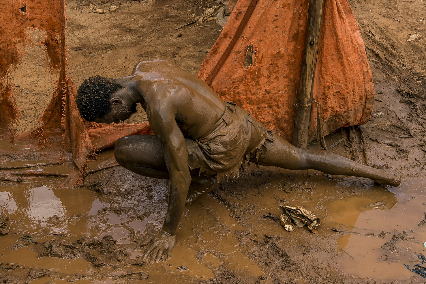  Kasekende Mustafa KATWALO a.k.a. Mustafa Lee, main actor of « Once a soldier » movie recovers from his efforts and several shots of Kung Fu fights, after having rolled many times in a puddle of muddy water. 