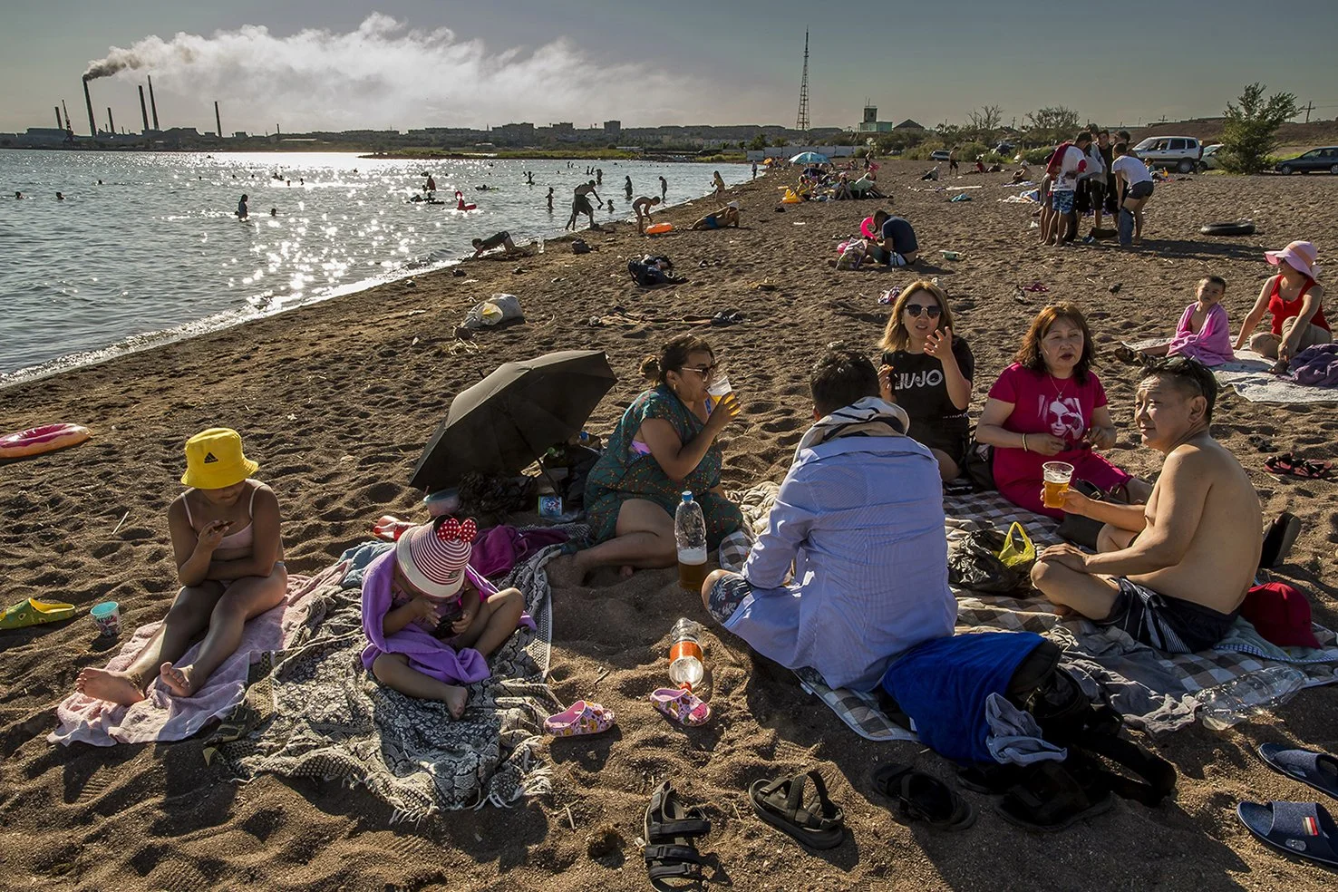   Durant le mois de juillet, particulièrement torride comme tous les mois d’été dans le Kazakhstan central, des touristes se prélassent sur la plage publique de Balkach, la cité balnéaire des bords du lac de même nom.  
