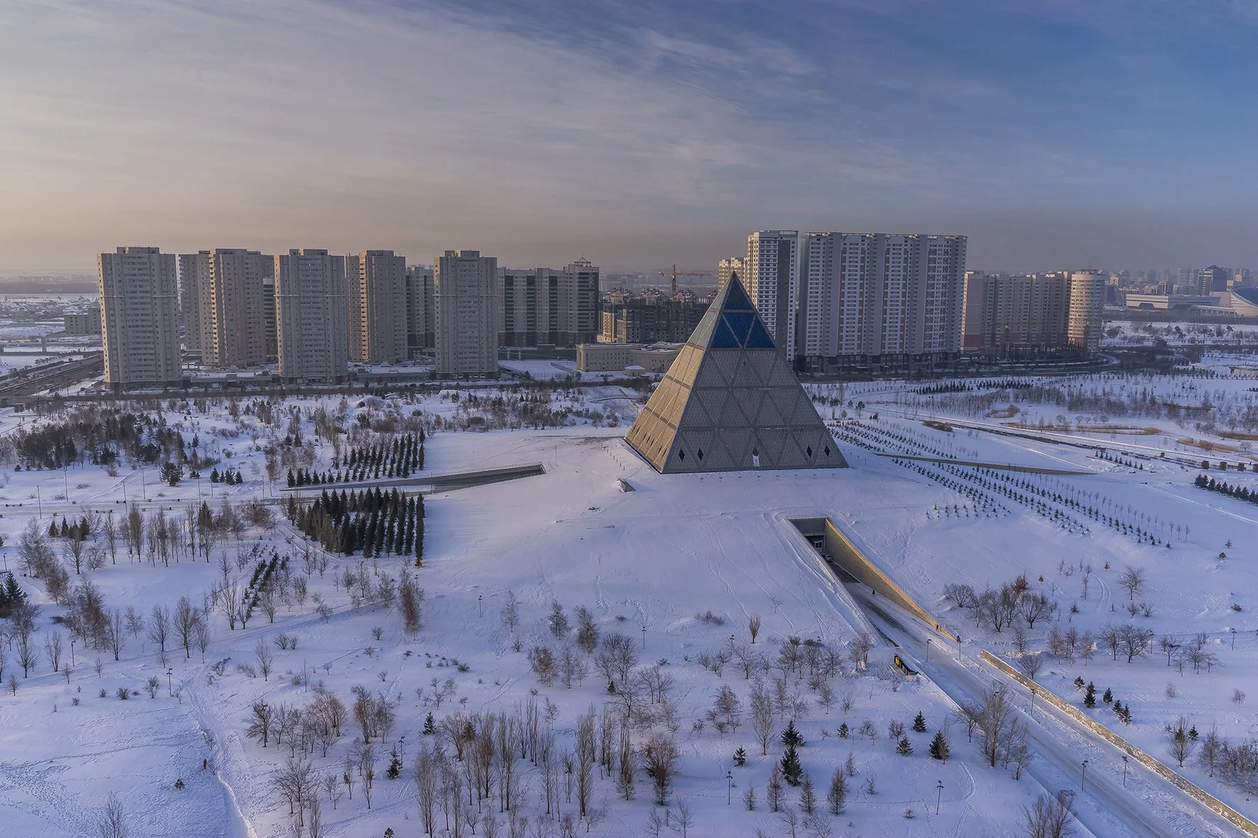   Symbole de la ville d’Astana, situé dans un quartier ultramoderne, le Palais de la paix et de la réconciliation, est une pyramide de 62 mètres de haut, qui sert de centre spirituel national non confessionnel et de lieu d'événements. Conçue par l’ar