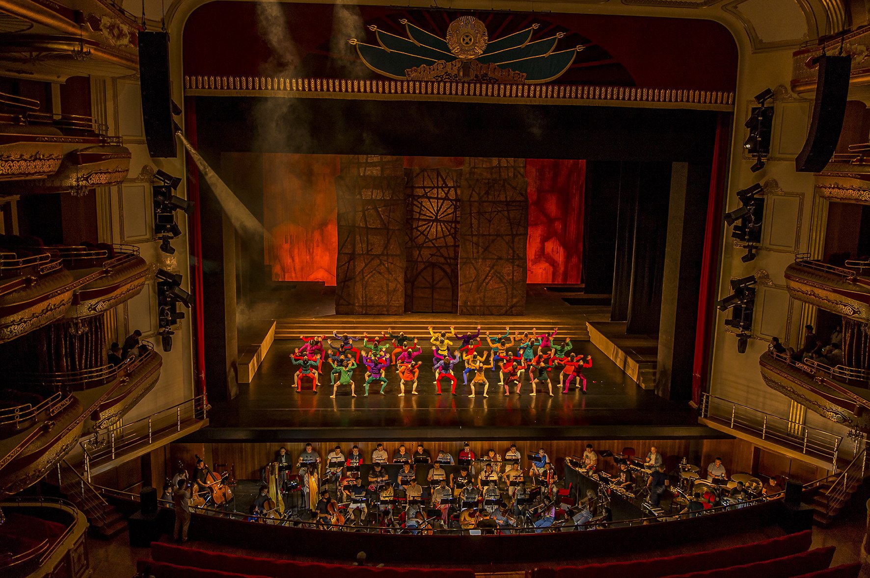 Générale du ballet « Notre Dame de Paris » de Rolland Petit à l’Opéra de Astana, dont l’acoustique est considérée comme l'une des meilleures au monde grâce à l’expertise d’acousticiens italiens. Parquet en hêtre et bouleau, panneaux