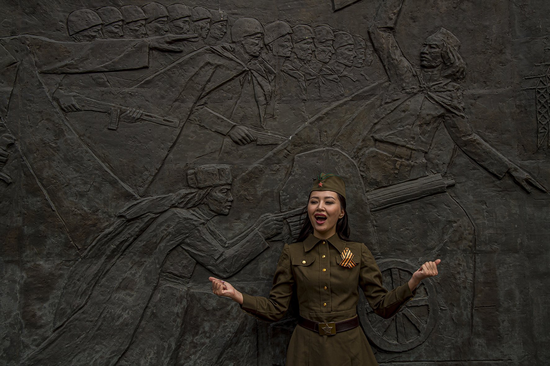 Une chanteuse de la chorale de l’Armée Kazakhstanaise lors de la réalisation d’un clip video, sous une fresque commémorant le courage de l’Armée Rouge pendant la seconde guerre mondiale. Le clip sera diffusé sur les réseaux sociaux le lendemain, le