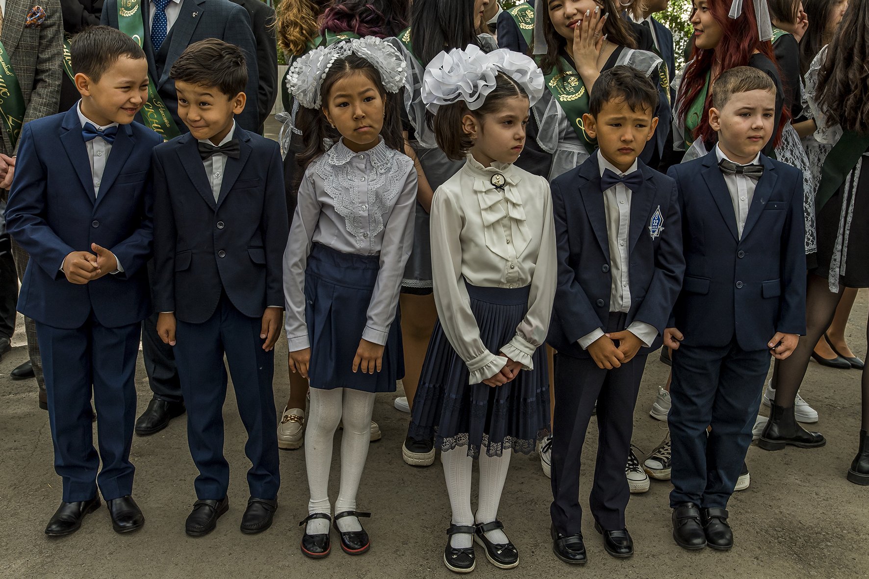 Des écoliers au garde à vous pendant la cérémonie de fin d’année scolaire dans un établissement publique d’Astana.