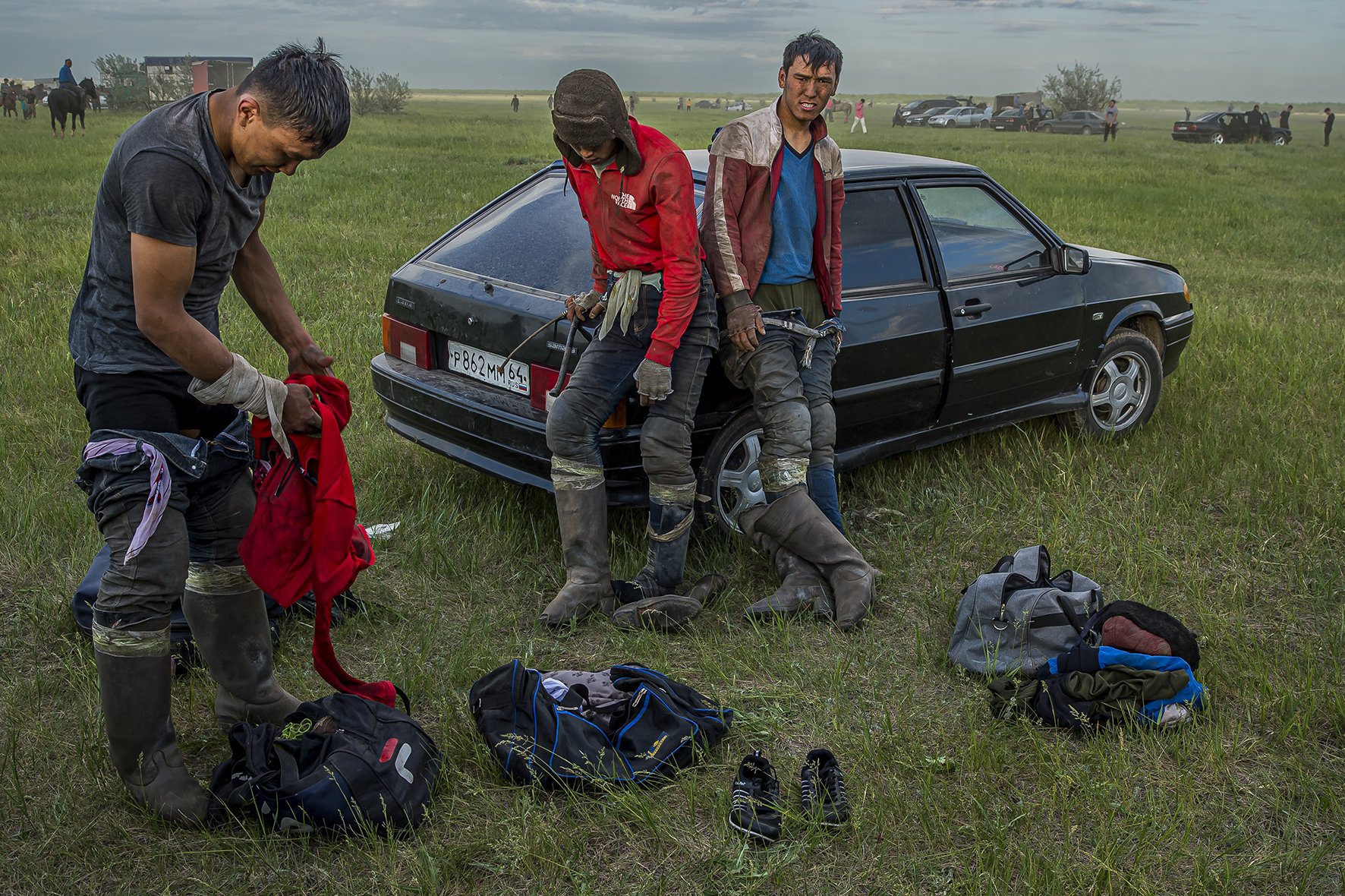 Dans la steppe proche de la capitale, après une longue session de Kokpar par une après-midi estival étouffante, des kokparshy, joueurs de Kokpar, se changent avant de rentrer chez eux en voiture. Ils ôtent les lourdes bottes rigides montant au dess