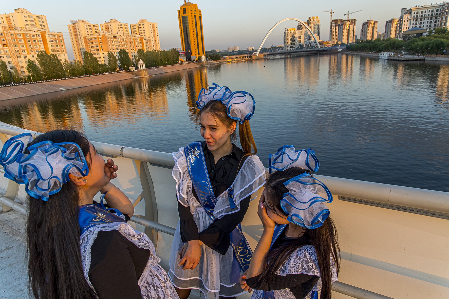 A Astana, des collégiennes discutent sur le pont d’Atyrau, nommé ainsi car offert par la région pétrolière d'Atyrau à la capitale à l'occasion de son 20ème anniversaire. C’est « Posledni Zvonok » (dernière cloche de l’école), le der