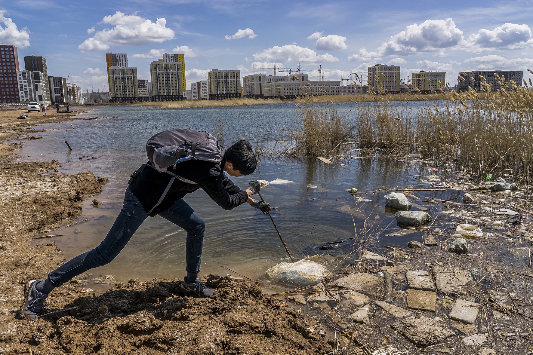 Astana, Kazakstan. A l’appel de SOS Taldykol, un groupe d’initiative citoyenne qui se bat pour préserver les lacs Taldykol Maliy, menacés de disparition à cause d’un projet de construction à la périphérie de Astana, de jeunes volontaires, nettoient