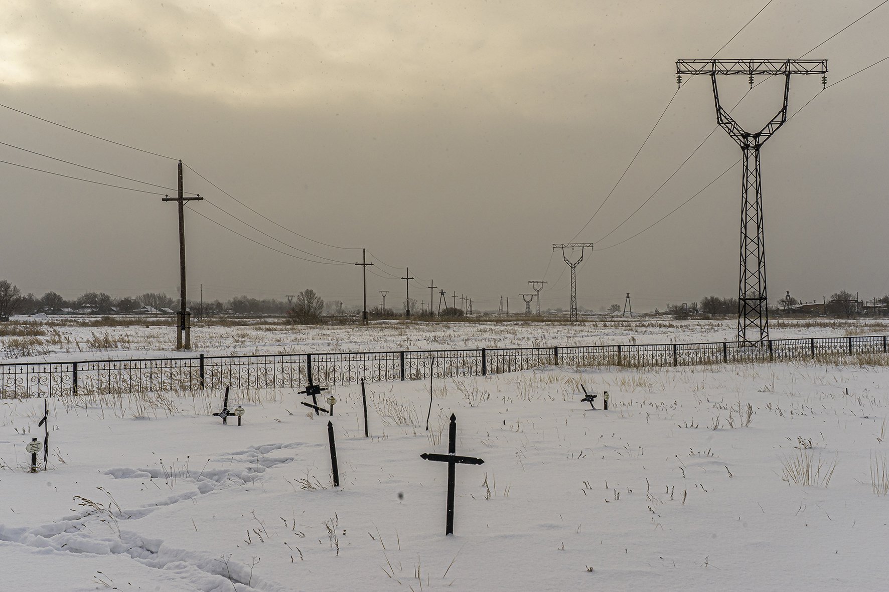 Cimetière des Mères du Karlag, abréviation de KARaganda gouLAG, dans le village de Dolinka, dans la steppe kazakh au centre du pays. Il était principalement utilisé pour les bébés nés au Karlag et leurs mères. Aucune interaction n'était autori